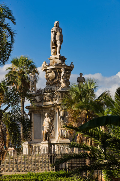 Palermo, Piazza del Parlamento:  il "Teatro Marmoreo",  monumento a Filippo V, prospiciente Palazzo