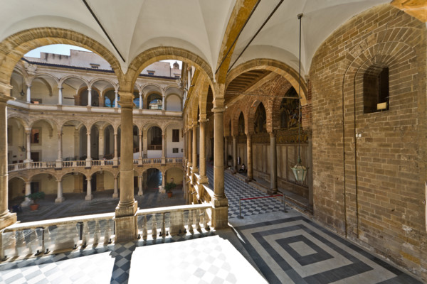 Palermo, Palazzo Reale o Palazzo dei Normanni, Cortile Maqueda: veduta.

[ENG]
Palermo, The