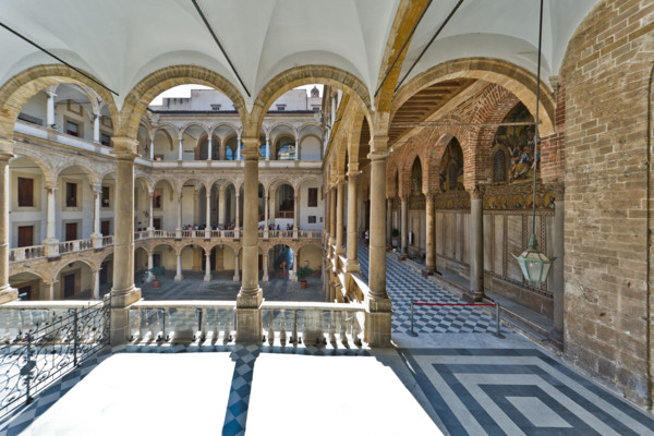 Palermo, Palazzo Reale o Palazzo dei Normanni, Cortile Maqueda: veduta.

[ENG]
Palermo, The