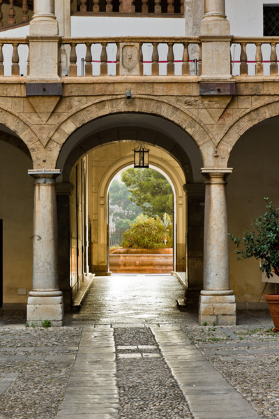 Palermo, Palazzo Reale o Palazzo dei Normanni, Cortile Maqueda: scorcio..

[ENG]
Palermo, The