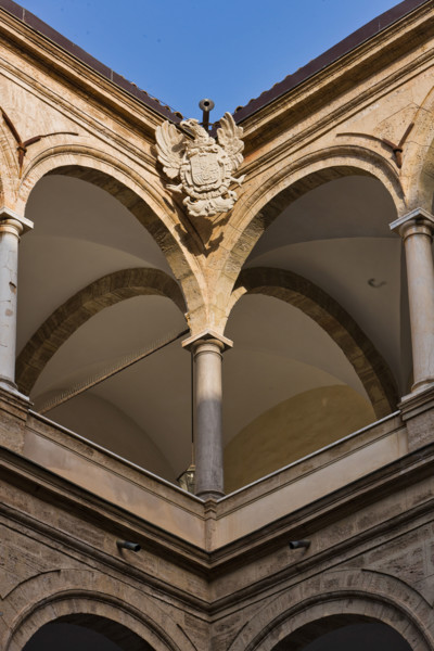 Palermo, Palazzo Reale o Palazzo dei Normanni, Cortile Maqueda: particolare dello stemma borbonico