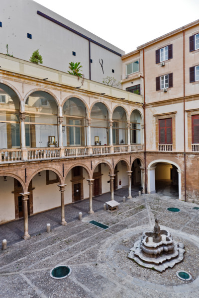 Palermo, Palazzo Reale o Palazzo dei Normanni, Cortile della Fontana: veduta.

[ENG]
Palermo,