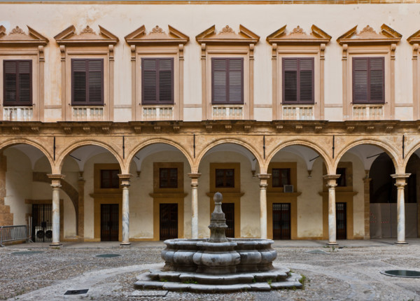 Palermo, Palazzo Reale o Palazzo dei Normanni, Cortile della Fontana: veduta.

[ENG]
Palermo,