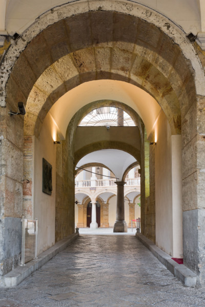 Palermo, Palazzo Reale o Palazzo dei Normanni: androne di ingresso al cortile Maqueda dalla piazza