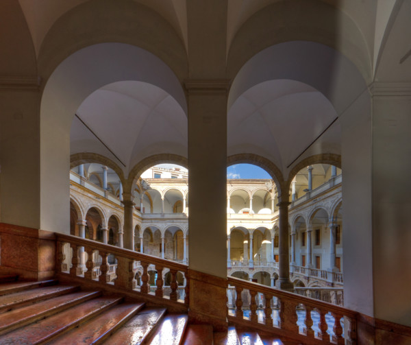 Palermo, Palazzo Reale o Palazzo dei Normanni: vista del cortile Maqueda dallo scalone monumentale