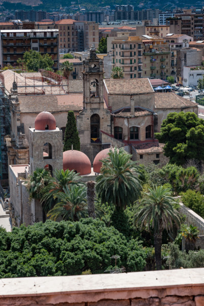 Palermo: veduta della città dalla Torre di Porta Nuova. Al centro, la Chiesa di San Giovanni degli