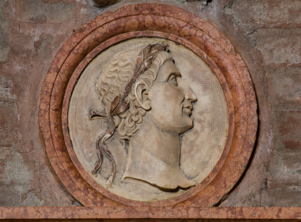 Modena, Duomo, interno, navata destra: monumento funerario dedicato a Francesco Molza; di