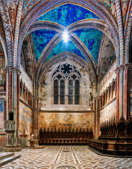 Assisi, Basilica superiore di San Francesco: veduta del transetto meridionale con il ciclo di