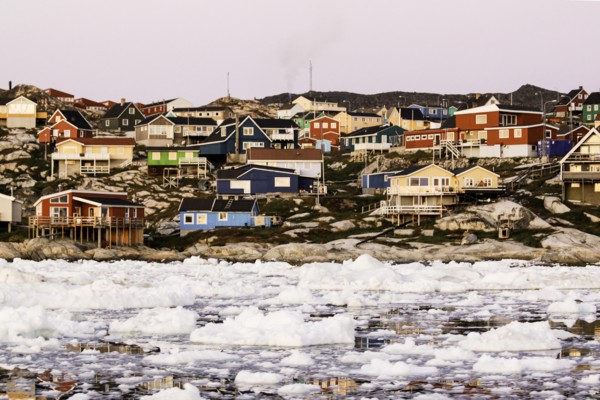 Village d'Ilulissat vu de la banquise, baie de Disko, Groenland