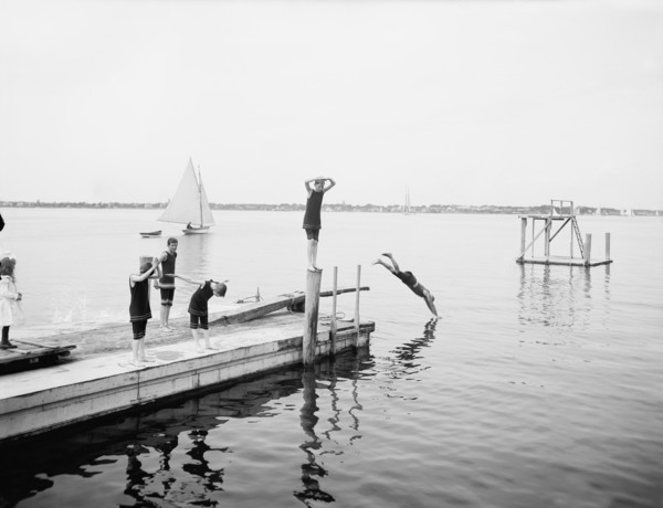 Bathing at Manhansett House, Shelter Island, New York, USA, Detroit Publishing Company, 1904