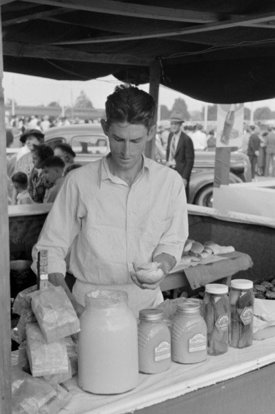 Concessionaire Making Hamburger, State Fair, Donaldsonville, Louisiana, USA, Russell Lee, November 1938