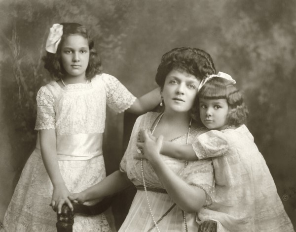 Mrs. George Gould (Edith Kingdon) with Daughters Edith and Gloria, Portrait, 1911