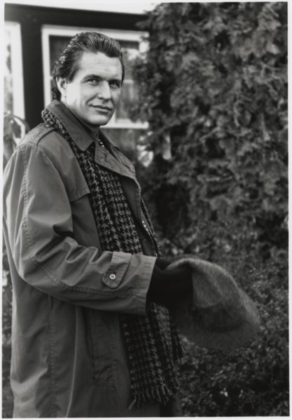 Tom Berenger, on-set of the Film “Love at Large”, 1990
