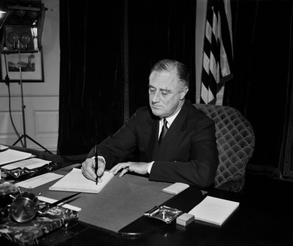 U.S. President Franklin Roosevelt at his Desk, Oval Office, White House, Washington DC, USA, Harris & Ewing, 1934