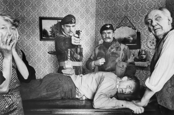 Sean Connery (center with gun)