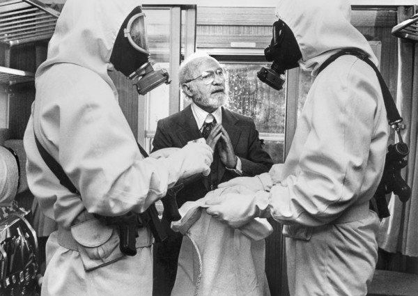 Lee Strasberg (center)