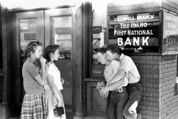 Teen boys and girls hanging out, Caldwell, Idaho, USA, Russell Lee, U.S. Farm Security