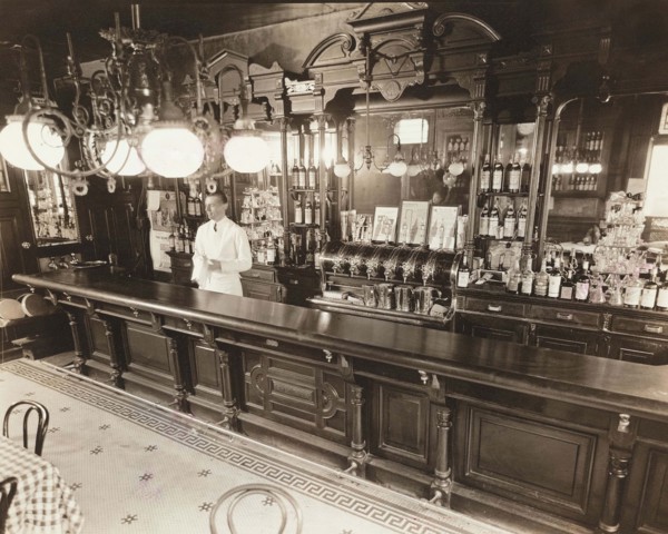 Bartender, Billy's Bar, 56th Street and First Avenue, New York City, New York, USA, Berenice