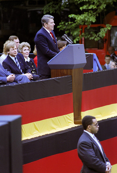 U.S. President Ronald Reagan giving remarks at Brandenburg Gate with U.S. First Lady Nancy Reagan
