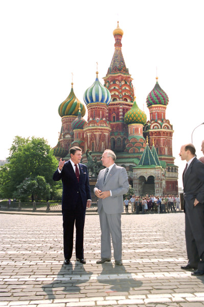U.S. President Ronald Reagan and Soviet General Secretary Mikhail Gorbachev in Red Square during
