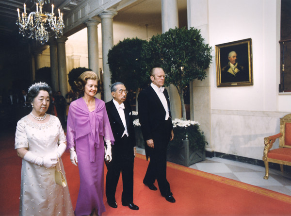 U.S. President Gerald Ford, U.S. First Lady Betty Ford, Emperor Hirohito and Empress Nagako walking