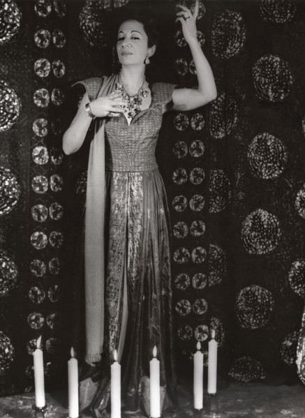 Elsie Houston (1902-1943), Brazilian singer, full-length portrait, Carl Van Vechten, 1940