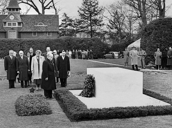 French President Vincent Auriol (foreground) visiting grave of former U.S. President Franklin D.