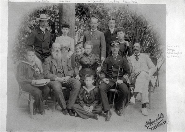 Le Prince Christophe, la Reine Olga, le Prince Georges (Georges II), le Roi Georges Ier, le Prince Nicolas, la Reine Sophie, le Roi Constantin, le Prince André, la Princesse Marie et le Grand Duc Geor...