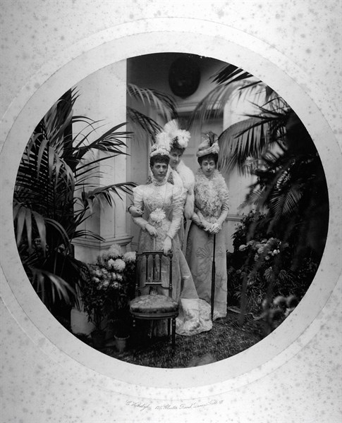 Au mariage de la Princesse Louise de France, la Reine Alexandra d'Angleterre, sa fille la Princesse Victoria, et entre elles la Princesse Hélène d'Orléans