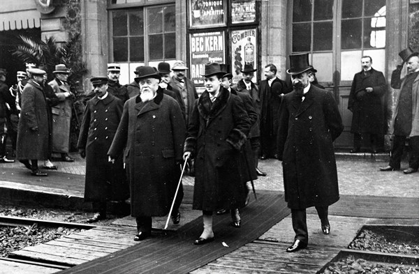King Manuel II of Portugal and President Fallières at the Rambouillet train station