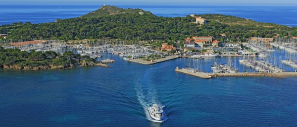 île des Embiez, la grande ile et son port, face à la commune de Six-F