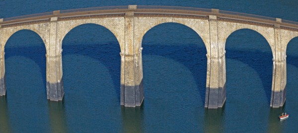 Viaduc ferroviaire sur le lac de Villefort, Lozère