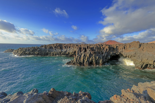 Espagne, Iles Canaries, Lanzarote, Los Hervideros grotte volcanique face à l'océan / Spain, Canary