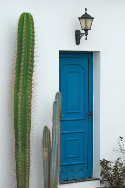 Espagne, Iles Canaries, Lanzarote, façades de maisons décorées, détails de portes colorées et