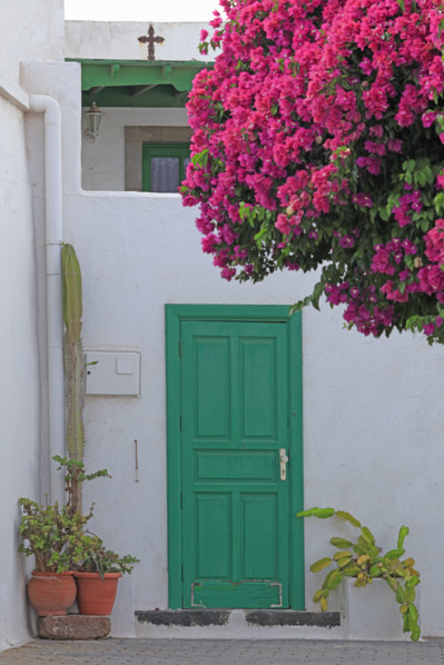 Espagne, Iles Canaries, Lanzarote, façades de maisons décorées, détails de portes colorées et