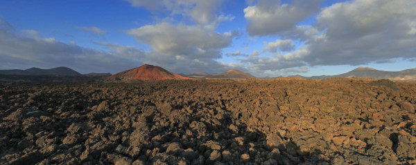 Espagne, Iles Canaries, Lanzarote, le volcan Bermeja vue depuis la pierre basalmique, le magma de