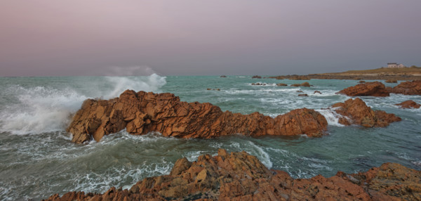 France, Manche (50) Omonville-la-Rogue, la pointe de Jardeheu l'anse ST-Martin au soleil couchant /