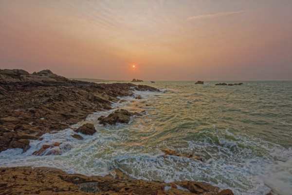 France, Manche (50) Omonville-la-Rogue, la pointe de Jardeheu l'anse ST-Martin au soleil couchant /