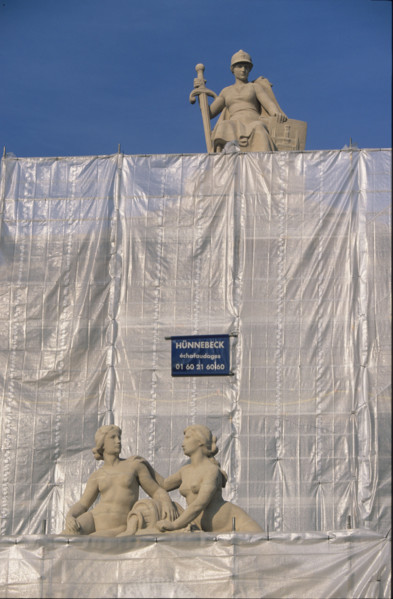 france, Paris 10e, gare de l'est, travaux, facade bachee, statues,