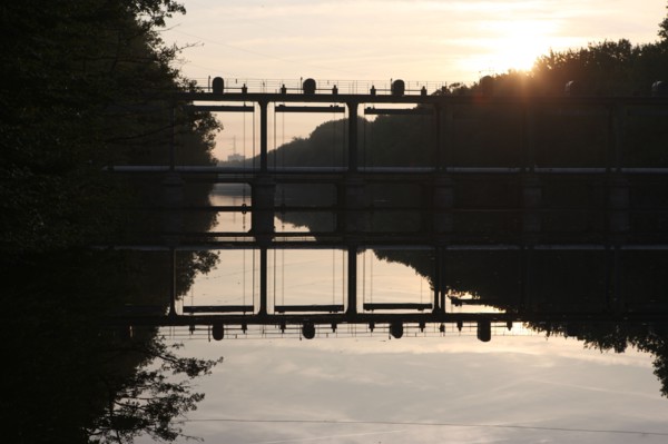 France: Normandie, calvados, caen, rives de l'orne, barrage, cables, reflets des arbres dans l'eau,