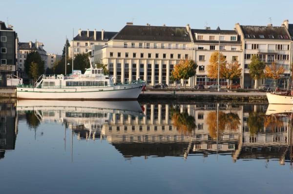 France, Normandie, calvados, caen, bassin saint pierre, bateaux, plaisance, vedette, , reflet dans l'eau, immeubles quai de vendeuvre,