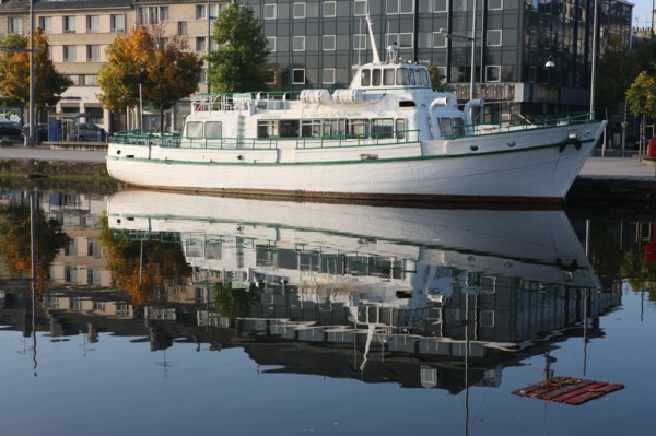 France, Normandie, calvados, caen, bassin saint pierre, bateau, vedette, reflet dans l'eau, immeubles quai de vendeuvre,