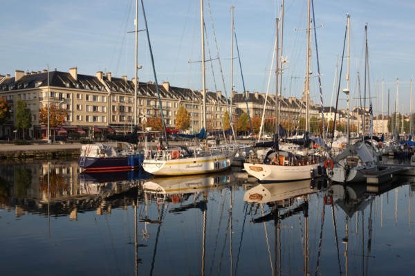 France, Normandie, calvados, caen, bassin saint pierre - port de plaisance, bateaux, voiliers, reflet, eau, immeubles, quai de vendeuvre,
