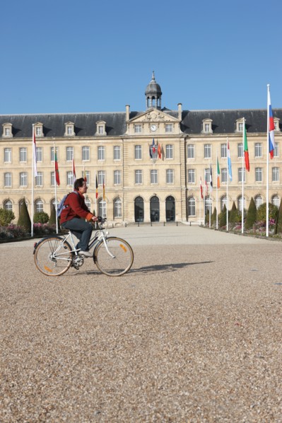 France, Normandie, calvados, caen, abbaye aux hommes, hotel de ville, mairie, Guillaume le Conquerant, jardin, fleur, parterre, esplanade, velo, cycliste, passant,