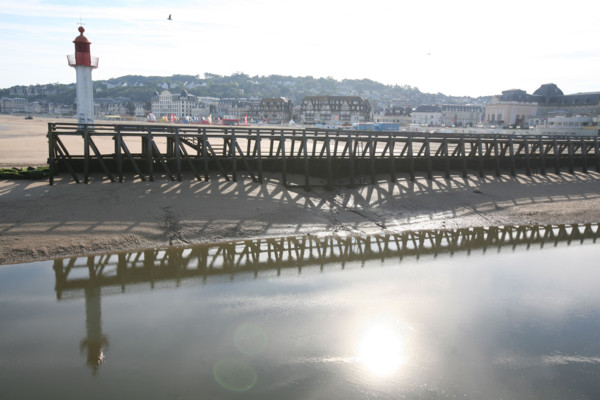 France, Basse Normandie, calvados, cote fleurie, deauville, marina port deauville, bassin au pied des immeubles, bateaux, plaisance, vedette, voilier, navigation, residence,