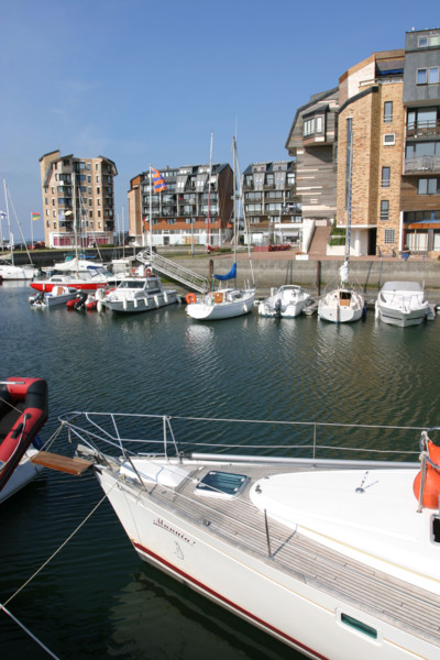 France, Basse Normandie, calvados, cote fleurie, deauville, marina port deauville, bassin au pied des immeubles, bateaux, plaisance, vedette, voilier, navigation, residence,