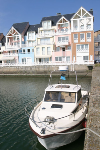 France, Basse Normandie, calvados, cote fleurie, deauville, marina port deauville, bassin au pied des immeubles, bateaux, plaisance, vedette, voilier, navigation, residence,