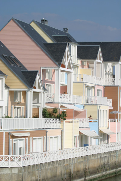 France, Basse Normandie, calvados, cote fleurie, deauville, marina port deauville, bassin au pied des immeubles, bateaux, plaisance, vedette, voilier, navigation, residence,