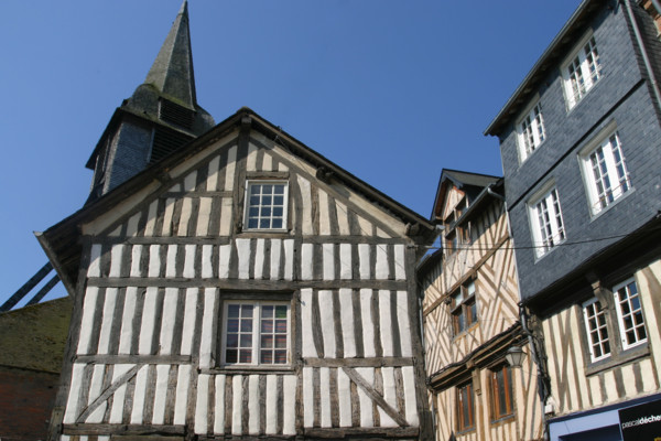 France, Basse Normandie, calvados, cote fleurie, Honfleur, maison a pans de bois, colombages, habitat traditionnel, clocher de l'eglise saint catherine au fond,