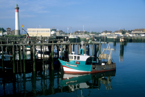 France, Basse Normandie, calvados, ouistreham, le port et le phare, pontons, chalutier, reflet dans l'eau, bateau de peche,